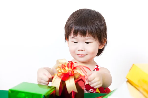 Happy little girl with gift box — Stock Photo, Image