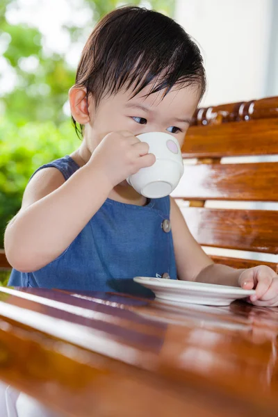 Kleine asiatische Mädchen (thai) trinken aus einer Tasse — Stockfoto