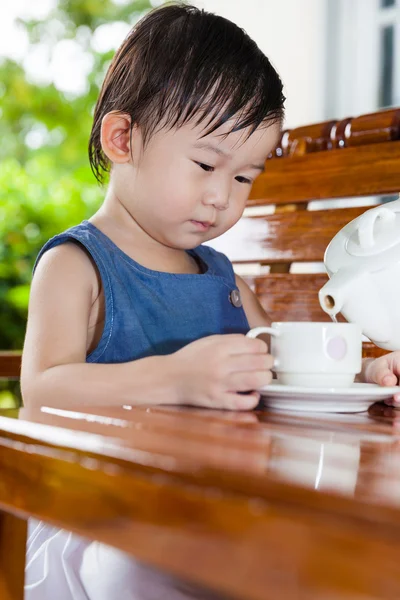 Petite fille asiatique (thai) tenant une tasse — Photo