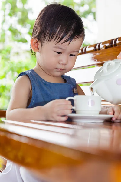 Kleine asiatische Mädchen (thai) halten eine Tasse — Stockfoto