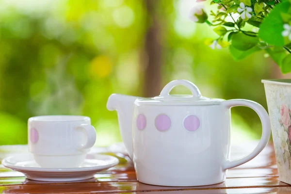 Conjunto de porcelana branca para chá ou café em mesa de madeira — Fotografia de Stock