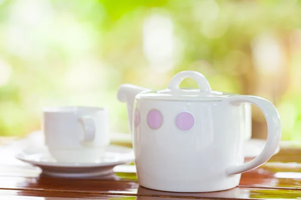 Set de porcelana blanca para té o café sobre mesa de madera —  Fotos de Stock