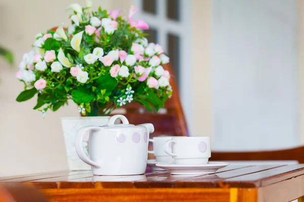 Set en porcelaine blanche pour thé ou café sur table en bois à la maison ex — Photo