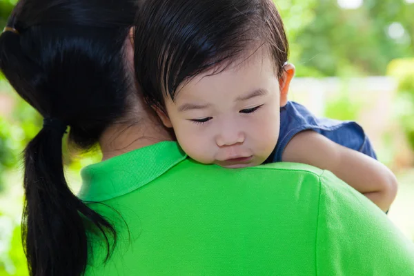 Moeder uitvoering en haar dochter comfort — Stockfoto