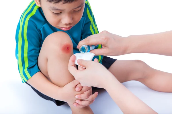 Little asian boy looking wound his leg — Stock Photo, Image