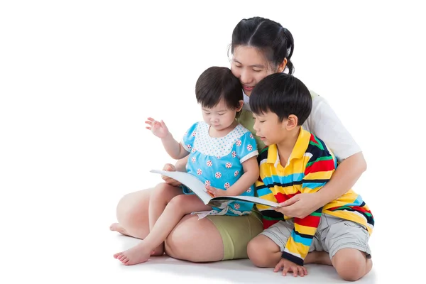 Joven hembra con dos niños asiáticos leyendo un libro — Foto de Stock