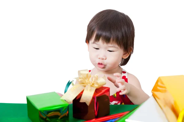 Menina adorável com presente no dia de chirstmas — Fotografia de Stock