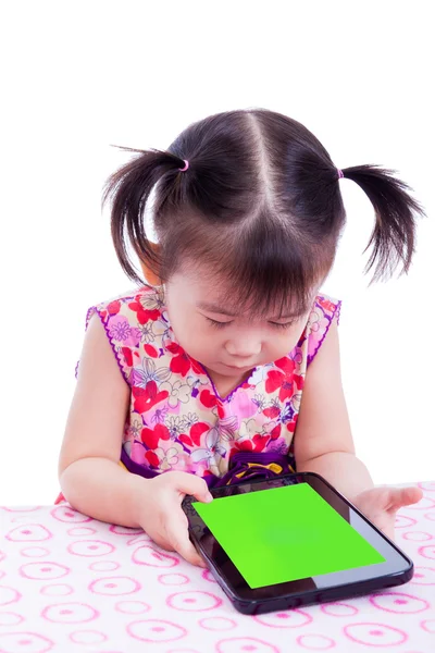 Schattig klein Aziatische (thai) meisje met behulp van digitale Tablet PC aan balie — Stockfoto