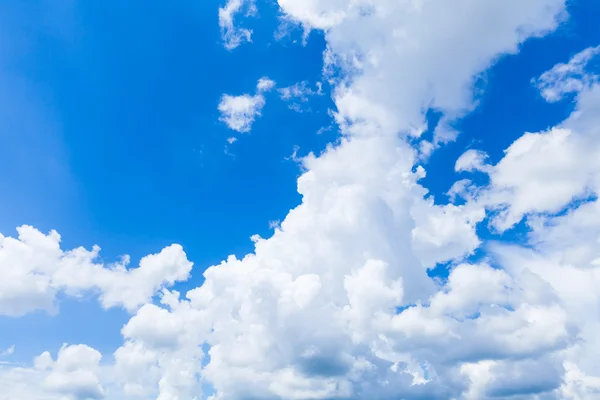 Blauwe lucht met wolken — Stockfoto