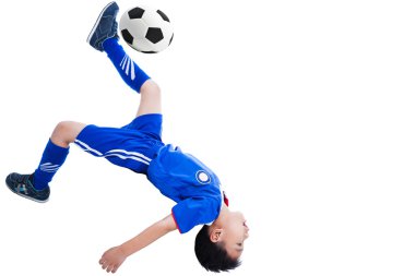 Gençlik futbol oyuncusu topu tekmeleme