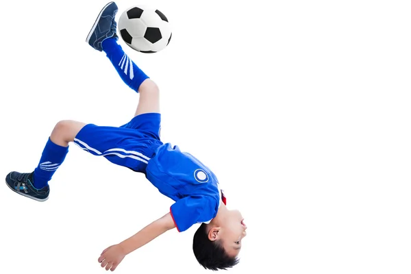 Mládež fotbalista kope míč — Stock fotografie