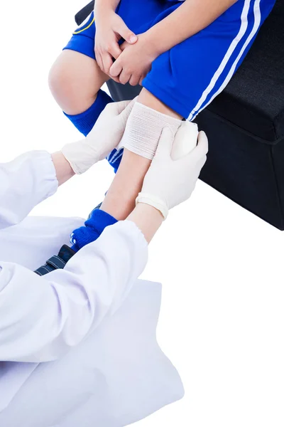 Jeugd Aziatische sport jongen in blauw uniform. Kniepijn in de gewrichten. — Stockfoto