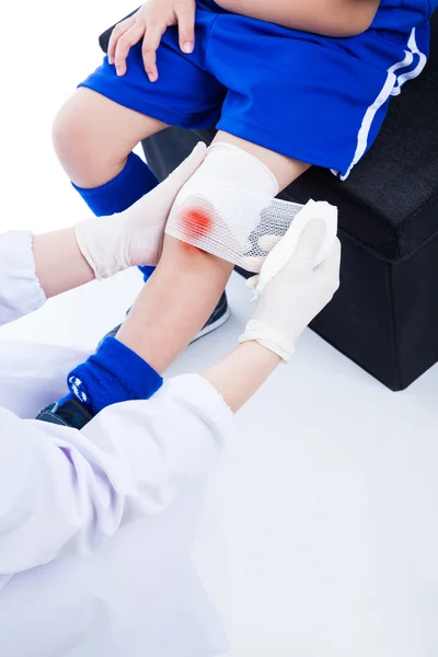 Jeugd Aziatische sport jongen in blauw uniform. Kniepijn in de gewrichten. — Stockfoto