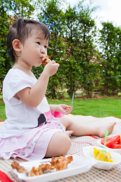 Poco asiático (tailandés) chica disfrutar comiendo su almuerzo —  Fotos de Stock