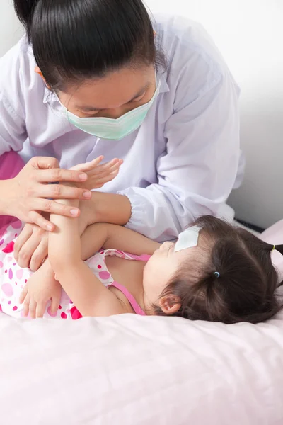 Petite fille malade soignée par un pédiatre — Photo