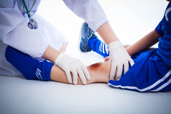 Voetbalspeler de knie met een blauwe plek — Stockfoto