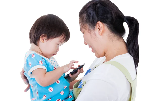 Mãe asiática carregando sua filha no fundo branco isolado — Fotografia de Stock