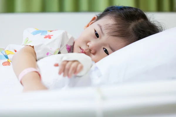 Doença criança no hospital, soro intravenoso (IV) na mão asiático — Fotografia de Stock