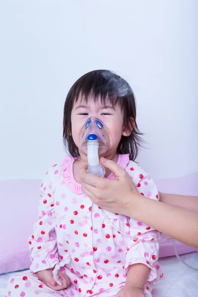 Doktor inhalasyon için küçük kız yardımcı olur. — Stok fotoğraf