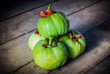 Ahşap arka plan (Th üzerine taze garcinia cambogia ile natürmort