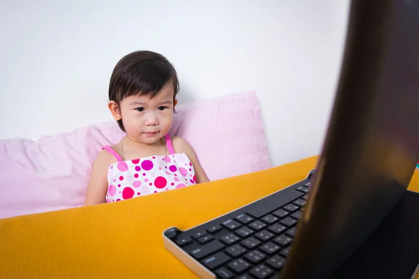 Ernstige kind zitten en op zoek naar een verhaal op touchscreen digitale — Stockfoto