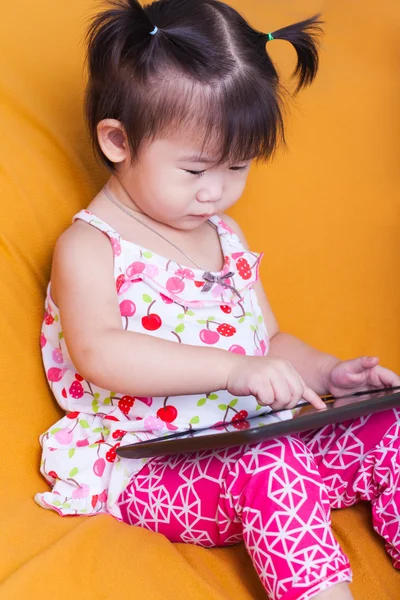 Weinig Aziatische meisje met digitale tablet, kind vinger wijzen op co — Stockfoto