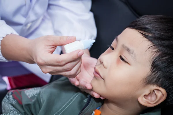 Doctor pouring eye drops in eye patient — Stock Photo, Image