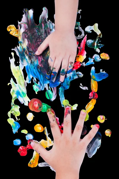 Primo piano di mani di bambini piccoli che fanno pittura con le dita con vari Fotografia Stock
