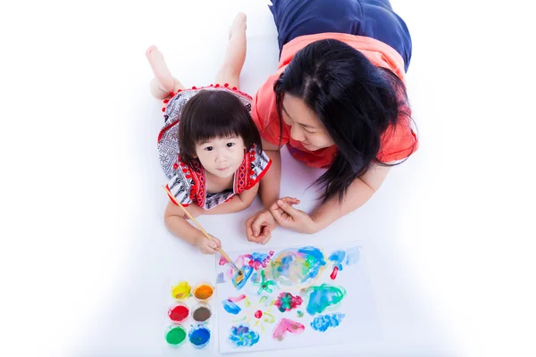 Piccola asiatica (tailandese) ragazza pittura con la madre vicino, su wh — Foto Stock