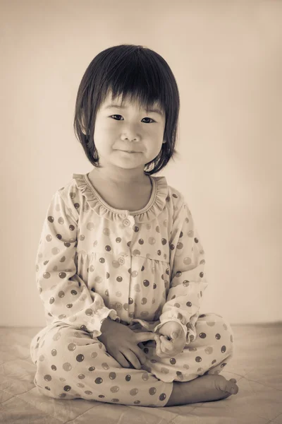 Malá Asie (thajské) dívka sedící. Vintage a retro obrázek styl — Stock fotografie