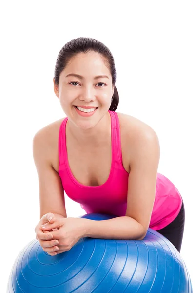 Gesunde Frau - Mädchen lächelt und lehnt Fitnessball isoliert o — Stockfoto