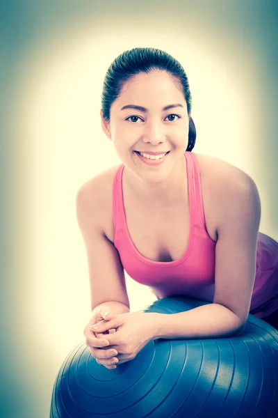 Gesunde Frau - Mädchen lächelt und lehnt Fitnessball, Jahrgang — Stockfoto