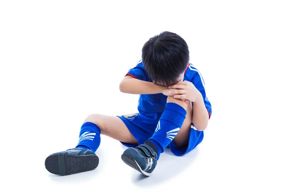 Juvenil jugador de fútbol asiático llorar por lesión dolorosa en la rodilla. Cuerpo completo — Foto de Stock