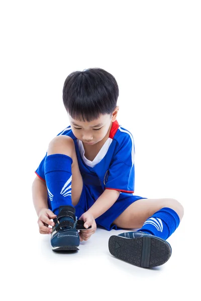 Jugador de fútbol juvenil atando zapatos y preparándose para la competencia. Spor. — Foto de Stock