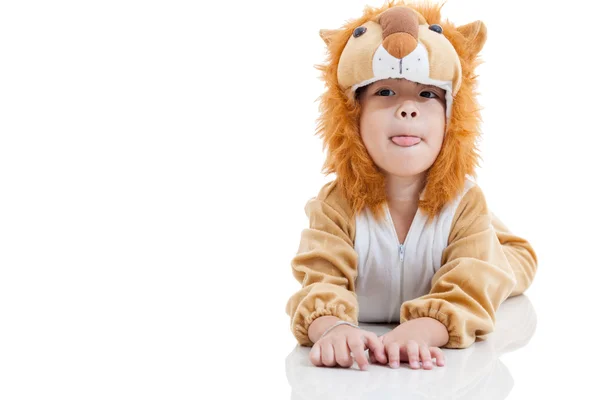 Carino il ragazzino vestito con il costume da leone. Isolato su bianco Foto Stock