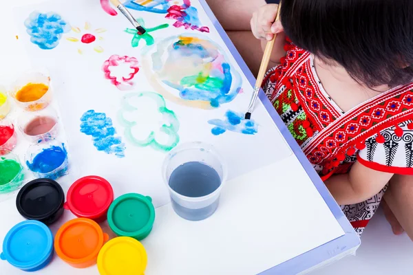 Menina asiática pintura e usando instrumentos de desenho — Fotografia de Stock