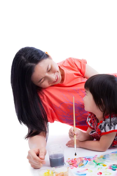 Anne ile çocuk kız çizmek ve boya üzerinde beyaz backgro birlikte, — Stok fotoğraf