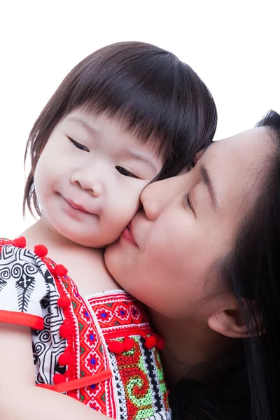 Mère embrassant sa fille adorable joue, sur blanc. Studio Images De Stock Libres De Droits