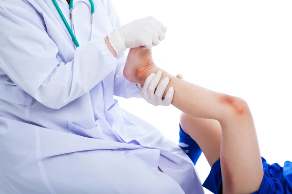 Médico verificando atleta lesão no tornozelo, em fundo branco.Estúdio — Fotografia de Stock