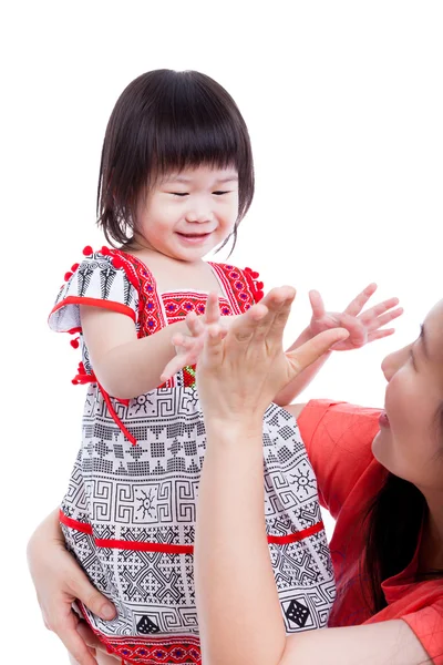 Madre asiática interpretando a su adorable hijita, en blanco. Stu. — Foto de Stock