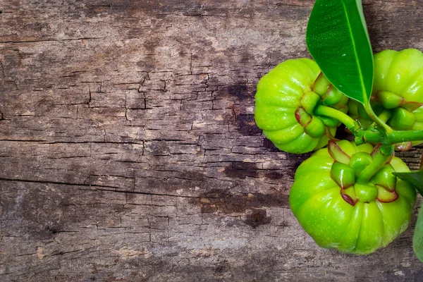 Üstten Görünüm. Taze garcinia cambogia ahşap arka ile natürmort