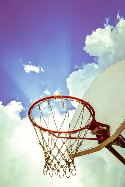Old basket papan dan lingkaran di langit biru dengan latar belakang awan — Stok Foto