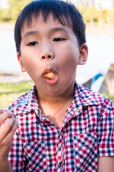 Nahaufnahme asiatisch (thai) junge enjoy eating ihm lunch — Stockfoto