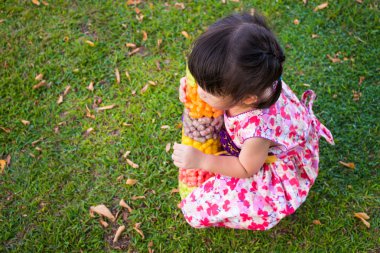 Sevimli kız renkli balık tutan parkta besleme.