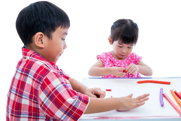Les enfants asiatiques jouent avec de l'argile sur la table. Renforcer l'imagination — Photo