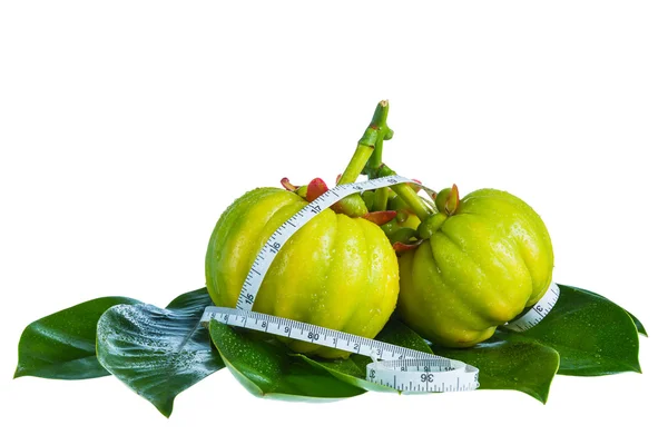 La Garcinia cambogia con cinta métrica, aislada sobre fondo blanco — Foto de Stock