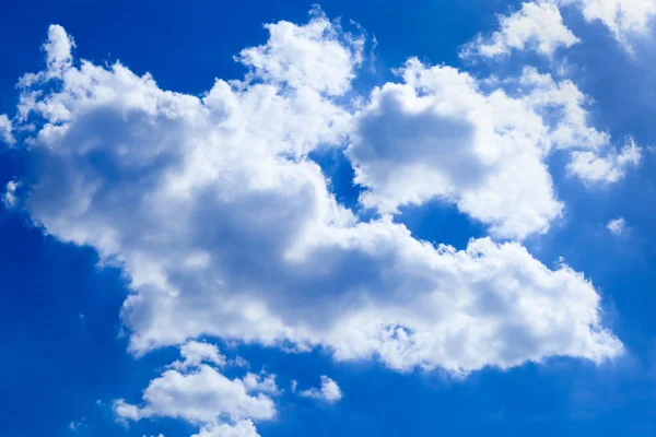 Schöner blauer Himmel mit Wolken. Hintergrund Natur — Stockfoto