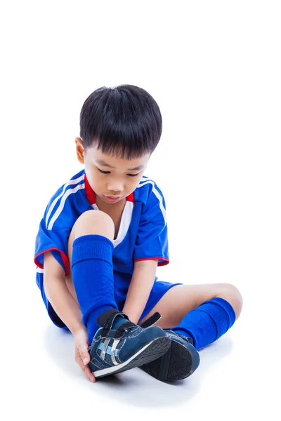 Pemain sepak bola muda mengikat sepatu dan bersiap untuk kompetisi. Tubuh utuh — Stok Foto