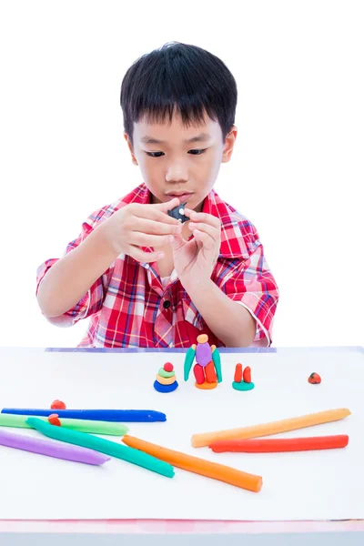 Niño que moldea plastilina, sobre fondo blanco de ballena. Fundidos — Foto de Stock