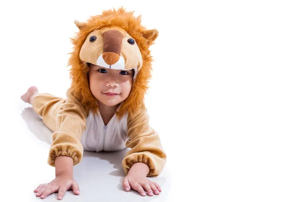 Kleine mooie Aziatische jongen verkleed als een leeuw. Geïsoleerd op wit — Stockfoto